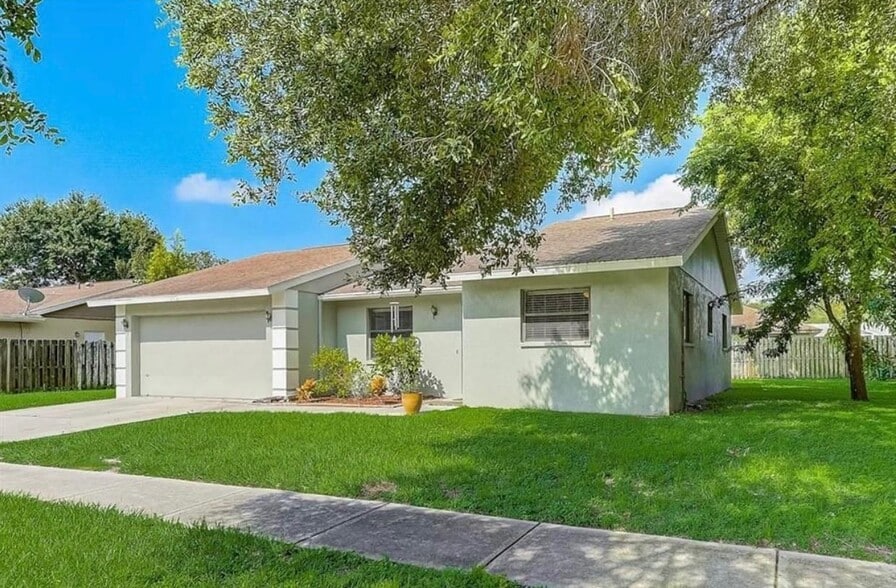 Primary Photo - 2462 Briar Oak Cir