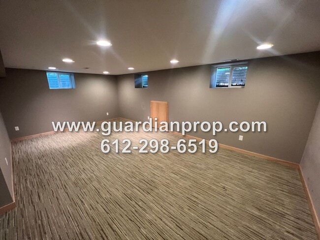 Building Photo - Mendota Heights Rambler Available Septembe...