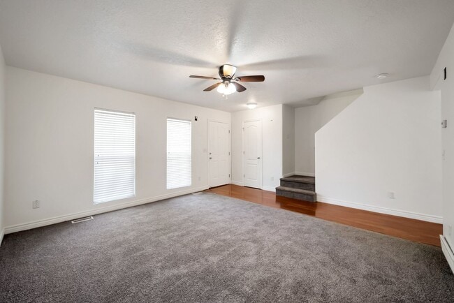 Building Photo - Awesome Townhome in Iverness Square in Murray