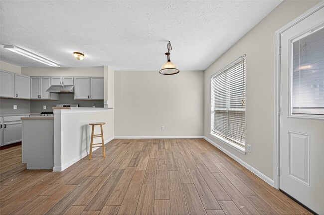 Building Photo - 1902 Sugar Pine Cir