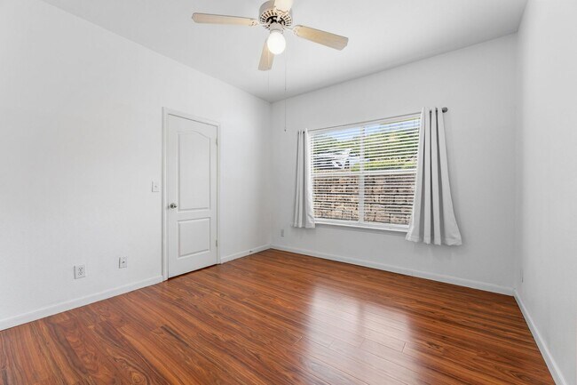 Building Photo - Amazing 1 bedroom, 1 bathroom Condo in Montevista!