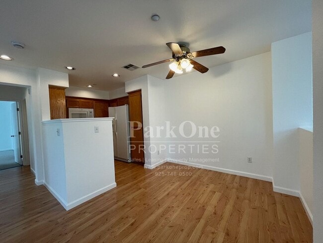 Building Photo - Great Townhouse in Livermore Available Now!