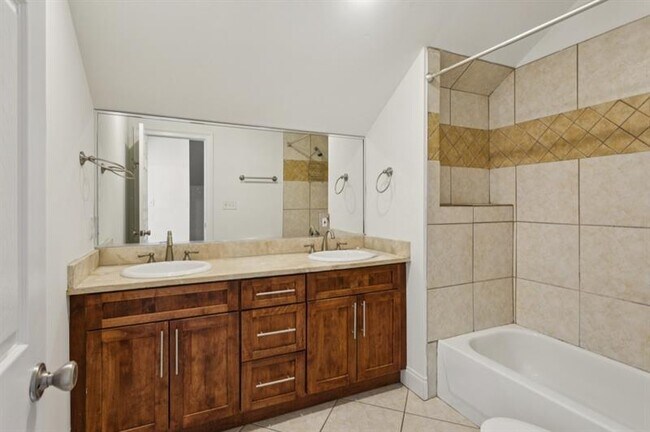 Building Photo - 546 Highland Ave NE