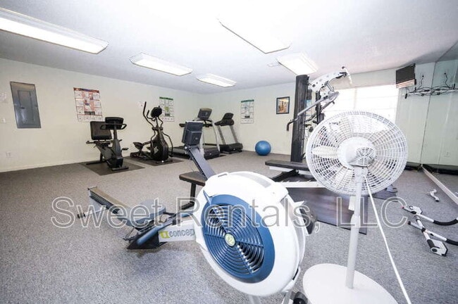 Building Photo - 415 Parkdale Dr