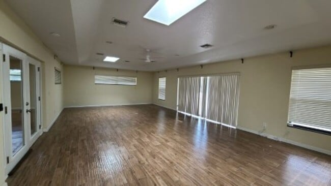 Building Photo - 399 Barberry Ln