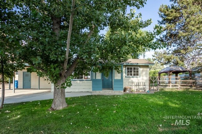 Building Photo - This 3 bedroom, 2 bath, home has lots of c...