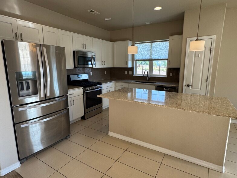 Building Photo - 475 Eclipse Dr