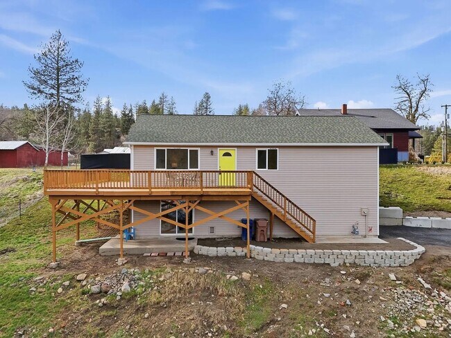 Building Photo - Spacious 4-Bed / 3-Bath South Hill Home — Views, Central A/C, Attached Garage