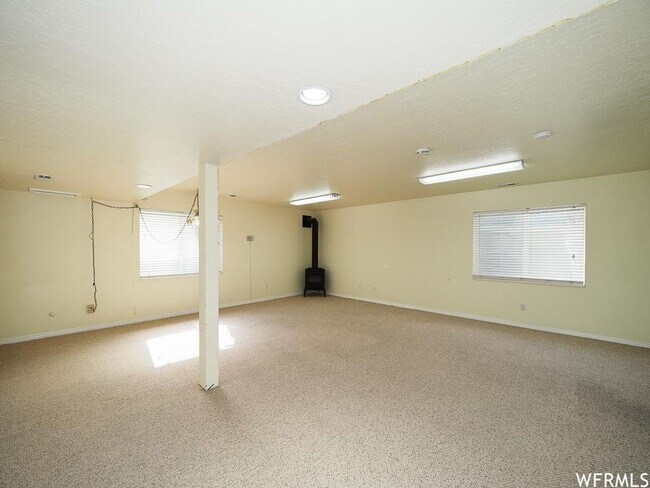 Building Photo - Spacious Rambler w attached 2 car garage!