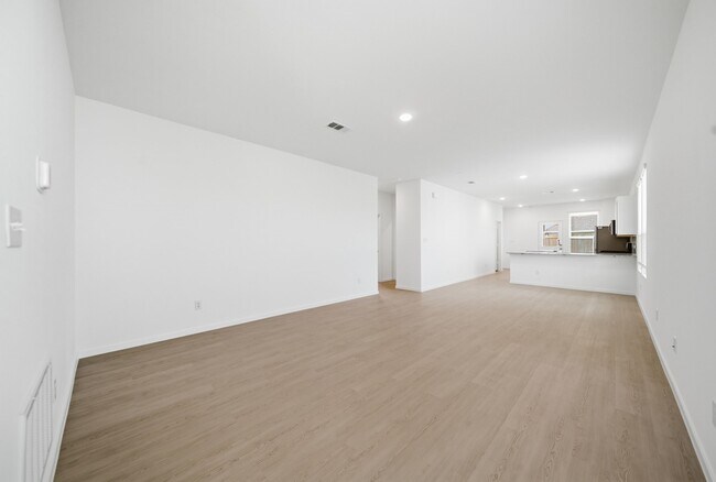 Building Photo - 833 High Mesa Ln