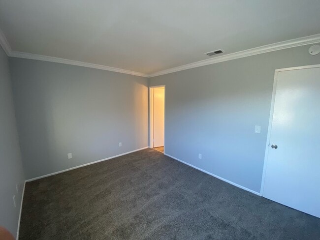 Building Photo - 1460 Kendall Dr