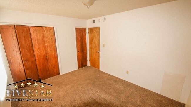 Building Photo - 201 Jardin Ct