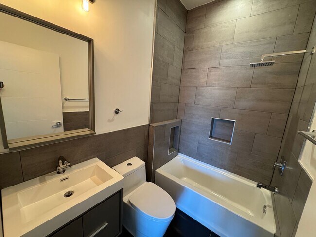 Building Photo - 2028 E Fletcher St