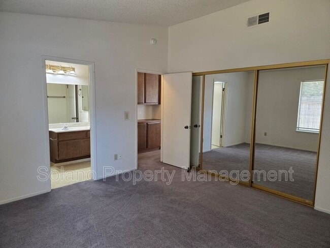 Building Photo - 203 Catalpa Ln