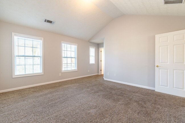 Building Photo - 4 Bedroom/2.5 Bath Townhouse!