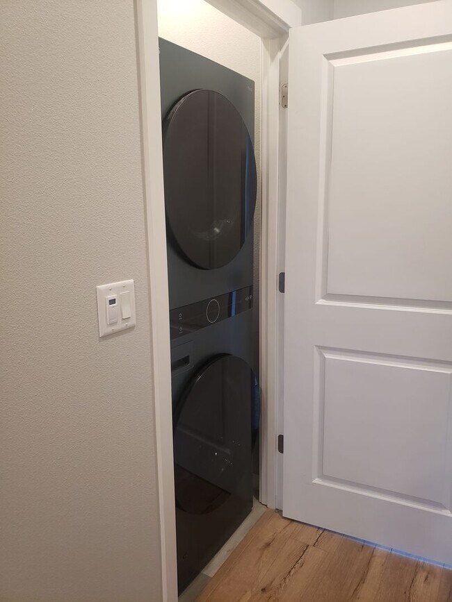 Building Photo - Reed's Crossing 2 bed/2.5 bath Townhome!