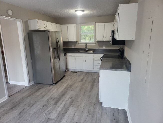 Building Photo - Large three bedroom, one and a half bath t...