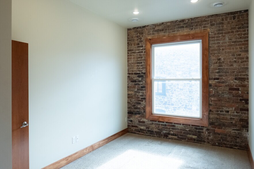 Building Photo - 418 Shelden Ave