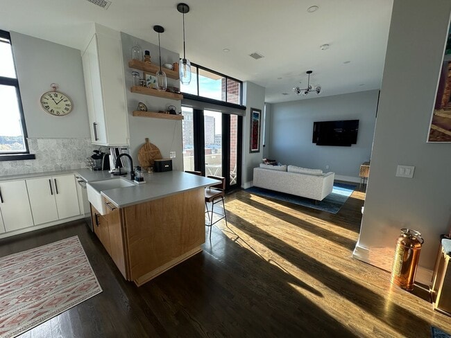 Building Photo - Beautiful 1 Bedroom 1.5 Bath Condo in down...