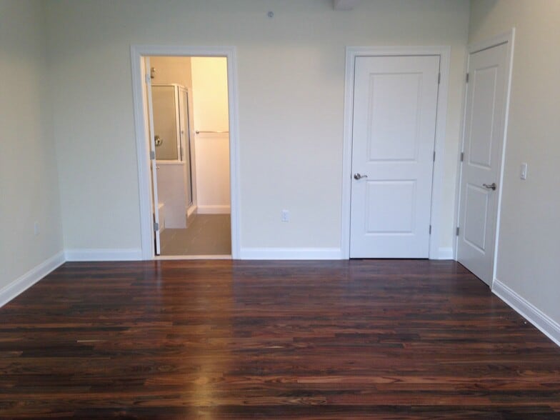 Bedroom 1 bath - 40 Russell Ave