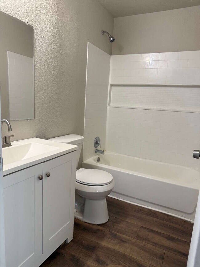 Building Photo - Gorgeous 4 Bed/1 Bath in the Hot Wells Neighborhood