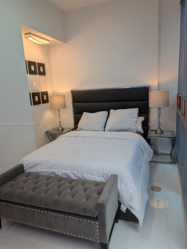 Building Photo - 851 NE 1st Ave