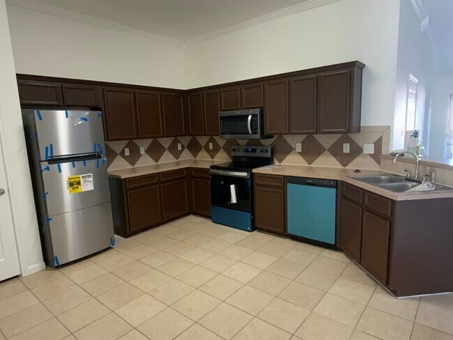 Building Photo - 3 Bedroom 2 Bath Duplex  2 weeks free move...