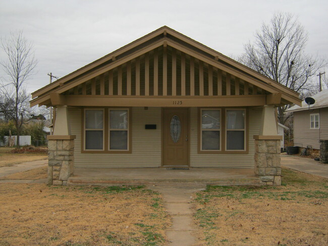 Covered Front Porch - 1125 E Moses St