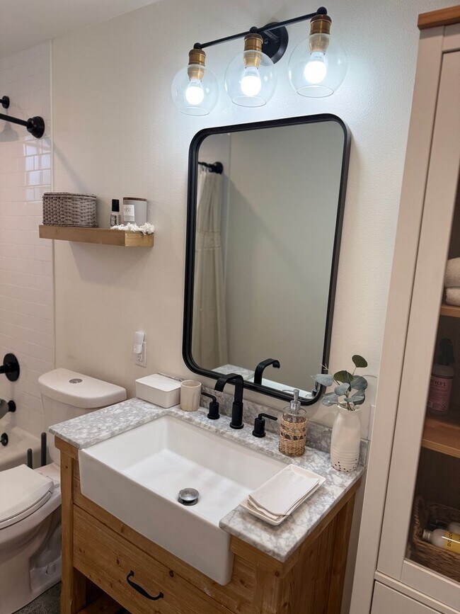 Building Photo - Garden Grove - Upgraded 3 Bedroom 2 Bath H...