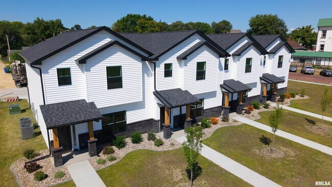 Building Photo - 1002 S 4th St