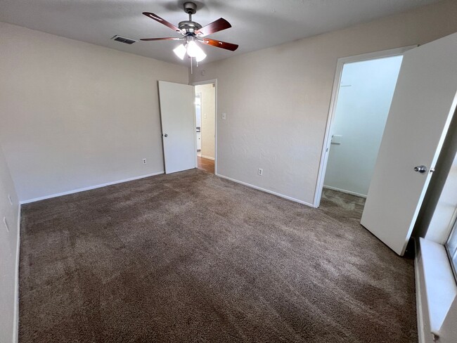 Building Photo - 4 Bedroom 2 Bathroom in Northwest Houston ...