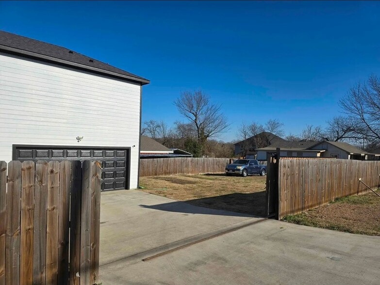 Building Photo - 1602 Marfa Ave