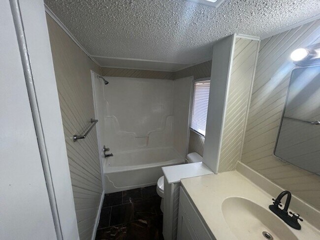 Building Photo - 634 S Fountain St