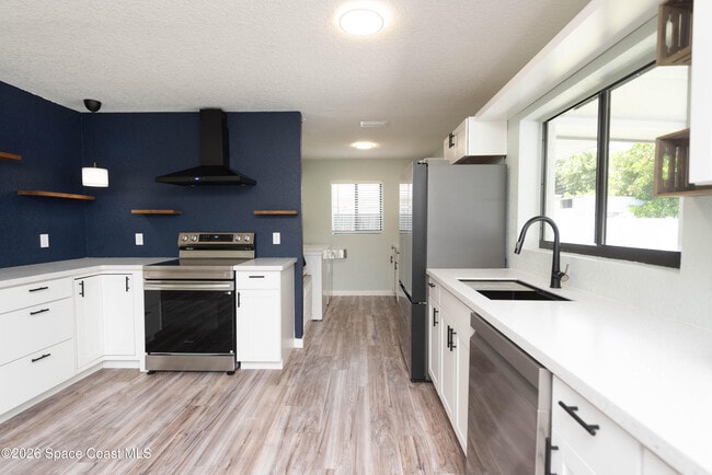 Building Photo - 347 S Lakeside Dr