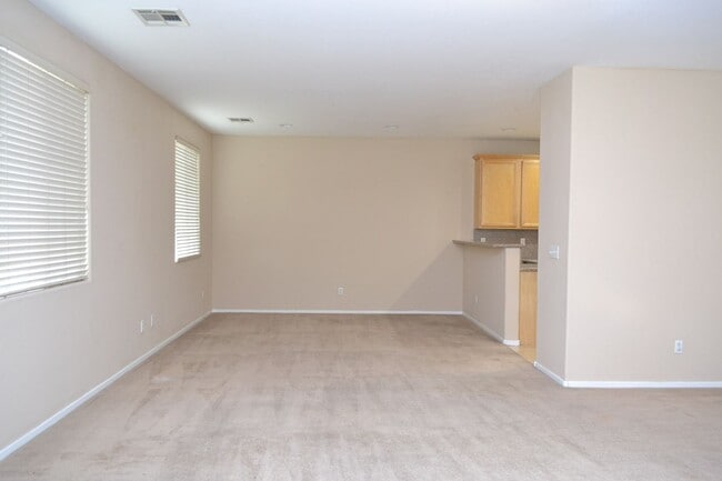 Building Photo - SW - 3 BEDROOMS PLUS LOFT SPACE