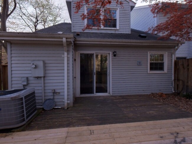 Building Photo - Beautiful 2 Bedroom 2 Bathroom Townhome Lo...