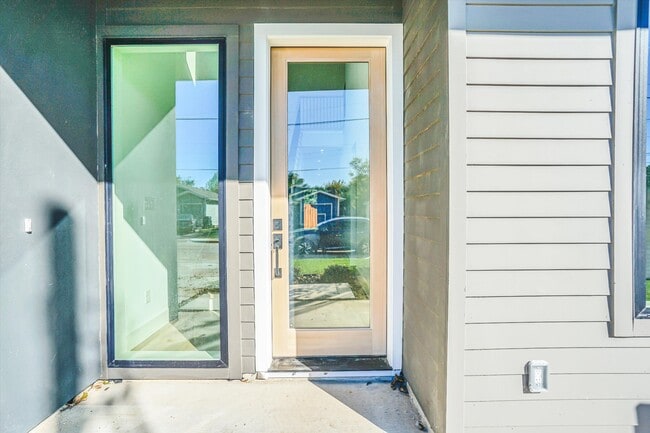 Building Photo - 1711 Nomas St