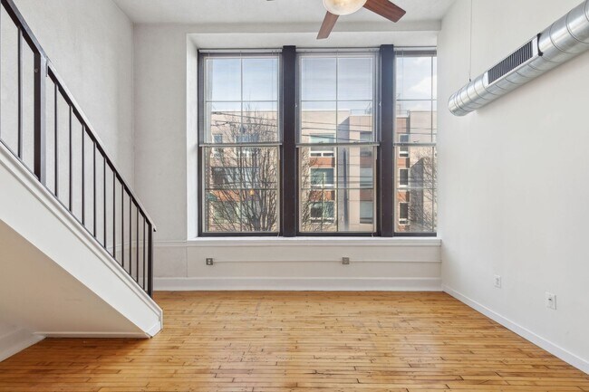 Building Photo - Newly Renovated Condo Center City