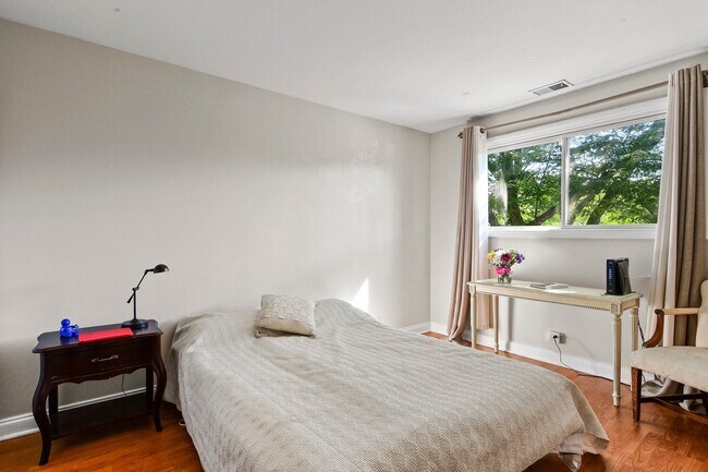 Building Photo - 110 Green Bay Rd