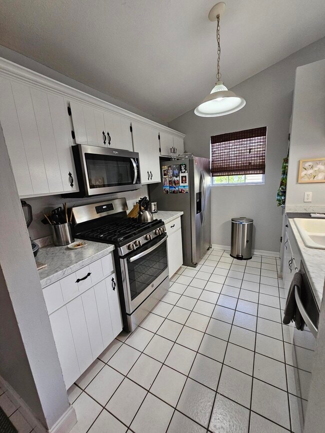 Building Photo - 243 Parkwood Cir