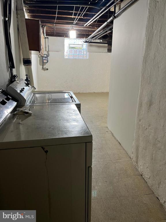 Building Photo - 1323 Gilham St