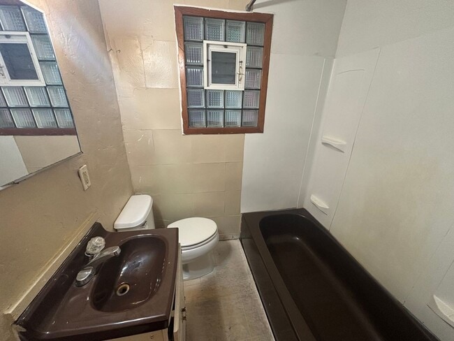 Building Photo - Sweet Single Story Swissvale Living!