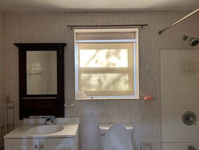 Building Photo - 8 Greene Rd