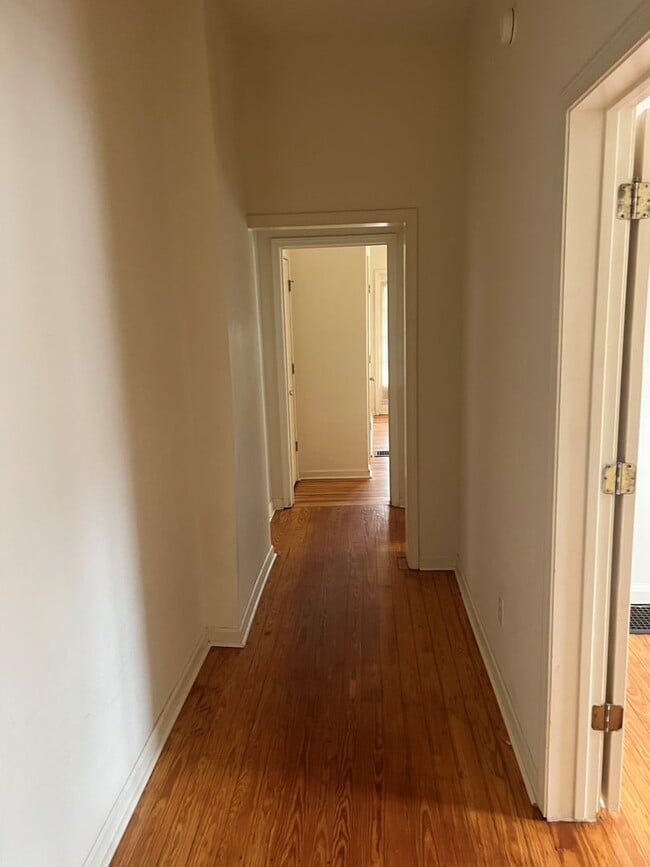 Building Photo - Nice 1 Bed 1 Bath Unit! Available Fall 2026!