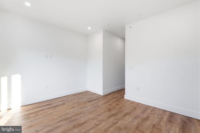 Building Photo - 458 W Earlham Ter