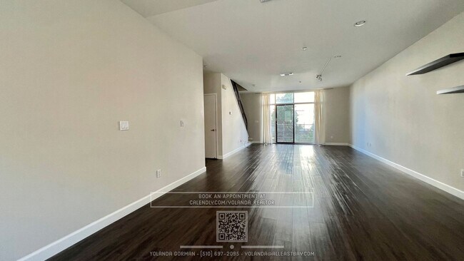 Building Photo - Contemporary Townhouse Living at Its Finest