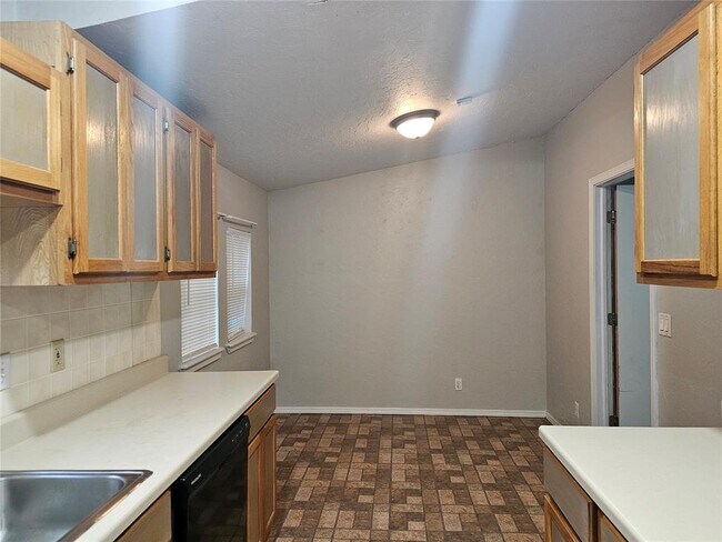 Building Photo - 1112 Jet Dr