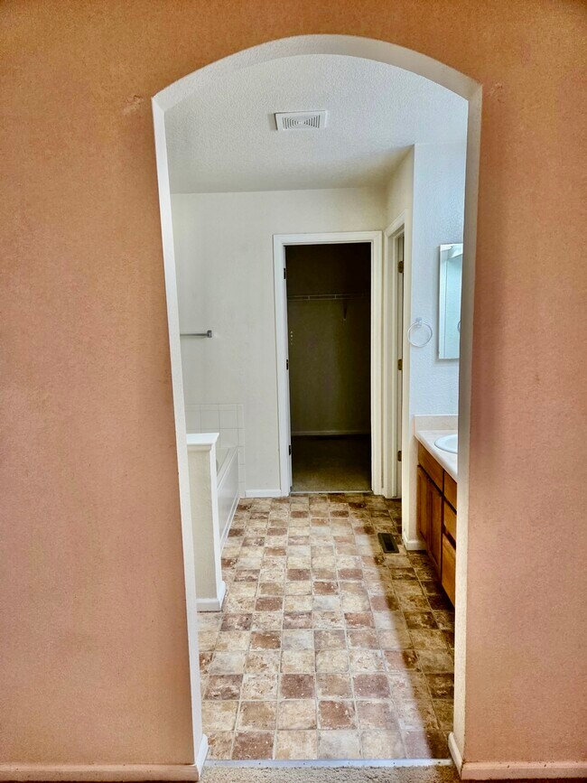 Building Photo - 12651 Jersey Cir E