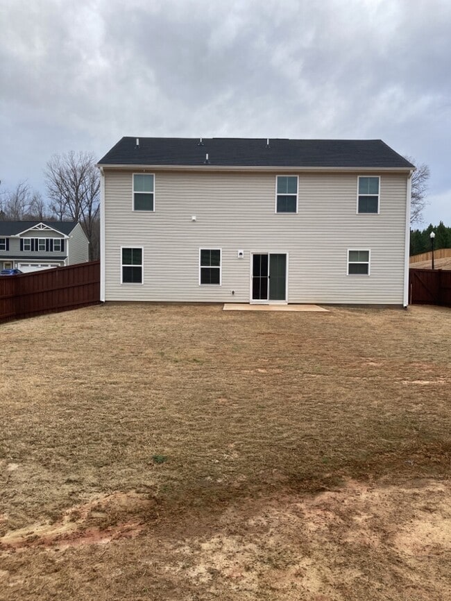Building Photo - 5 Bedroom 2.5 Bathroom House