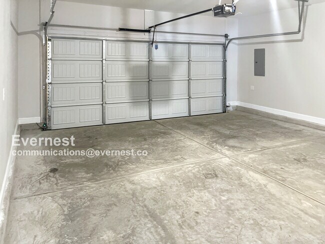Building Photo - 102 River Pointe Dr